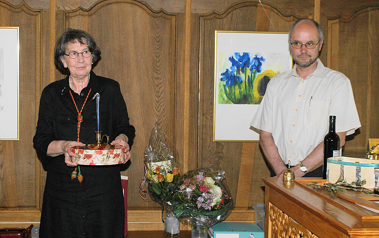Laudatio: Gabriele Deparade und Roland Grütter lauschen den Worten zu ihrer Verabschiedung. Foto: Roland Bürki