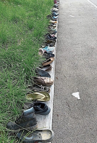 In Reih und Glied: Wer einen oder mehrere Schuhe vermisst, könnte am Brosiweg 45 fündig werden. Fotos: Susan Gallati
