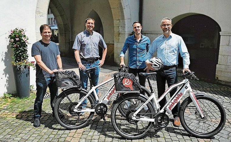 Die Verantwortlichen für den Testbetrieb von Pick-e-Bike: (v.l.) Thomas Boillat und Stefan Finckh von Promotion Laufental, Thomas Eglin, Mitglied der Geschäftsleitung und Stephan Brode, CEO Pick-e-Bike. Foto: Melanie Brêchet