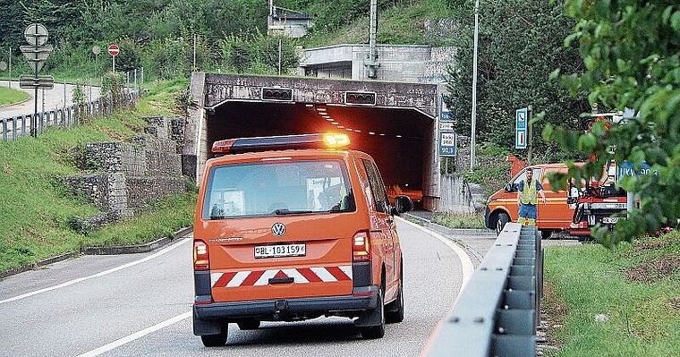 Beruhigend: Die Nationalstrassen Nordwestschweiz AG installiert im Eggfluetunnel einen neuen USV-Kasten, der die ununterbrochene Stromversorgung sicherstellen soll. Foto: Gini Minonzio