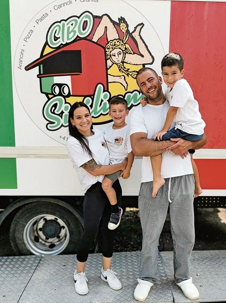 Freuen sich auf das Abenteuer ESAF: Nico Guarrera und seine Frau Vanessa mit den Söhnen Gabriele und Romeo. Foto: Melanie Brêchet