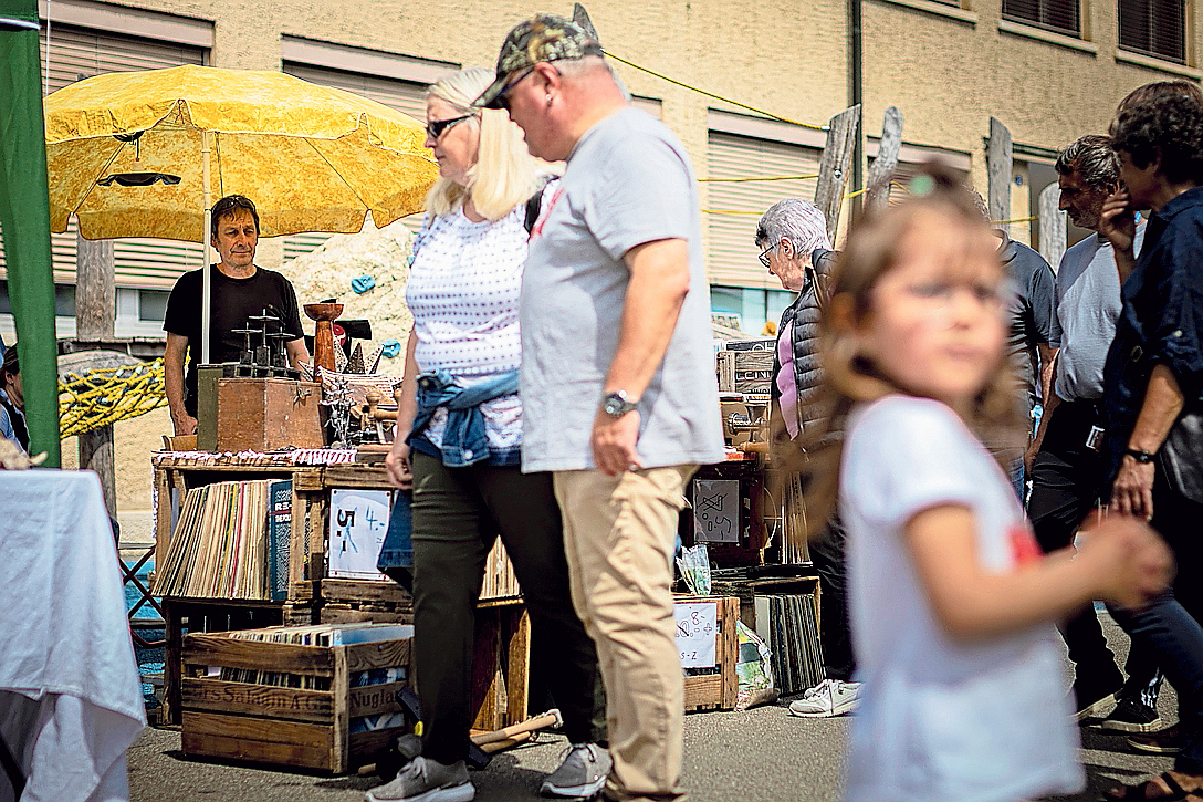 Krimskrams: Ein Verkäufer mit seinem Vinyl auf dem Flohmarkt.