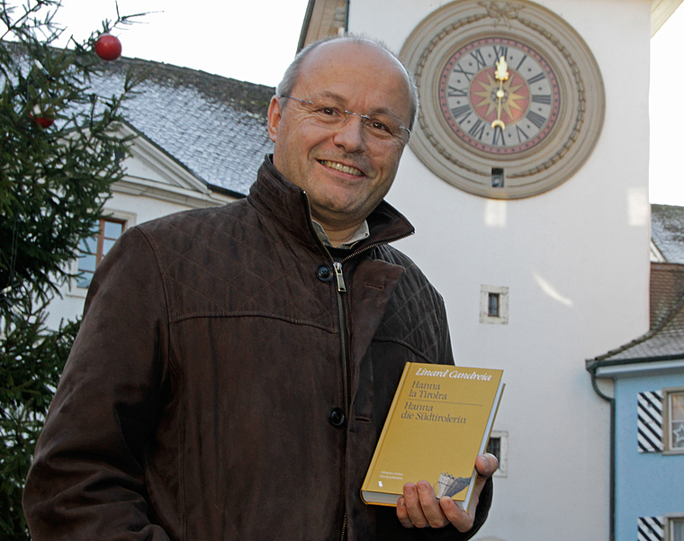 Linard Candreia: Präsentiert sein aktuelles Werk in seiner Wahlheimat, vor dem Laufner Stadttor. Foto: Martin Staub