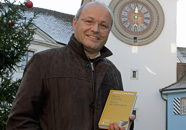 Linard Candreia: Präsentiert sein aktuelles Werk in seiner Wahlheimat, vor dem Laufner Stadttor.  Foto: Martin Staub