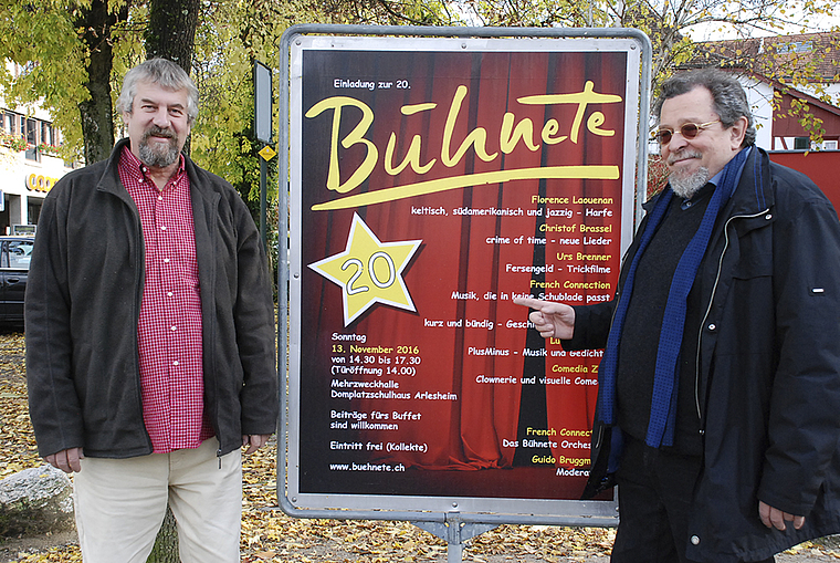Noch ist der rote Vorhang geschlossen: Philipp Iberg (Präsident Verein Bühnete, links) und Jürg Seiberth (Vizepräsident) vor dem Jubiläumsplakat. Foto: Thomas Brunnschweiler