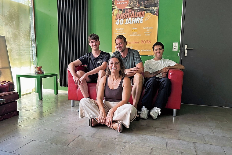 Jugendlich frisch: (v. h. l.) Auszubildender Michael Baur, Florian Werder, Zivildienstleistender Patrick Joseph sowie die künftige stellvertretende Leiterin Ivana Cuk (vorne) stehen in den Vorbereitungen für das Geburtstagsfest. Foto: Caspar Reimer