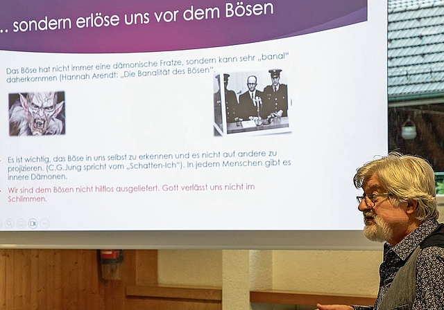 Das «Vaterunser»: Referent Thomas Brunnschweiler gestaltete seinen Vortrag spannend und abwechslungsreich. Foto: Martin Staub