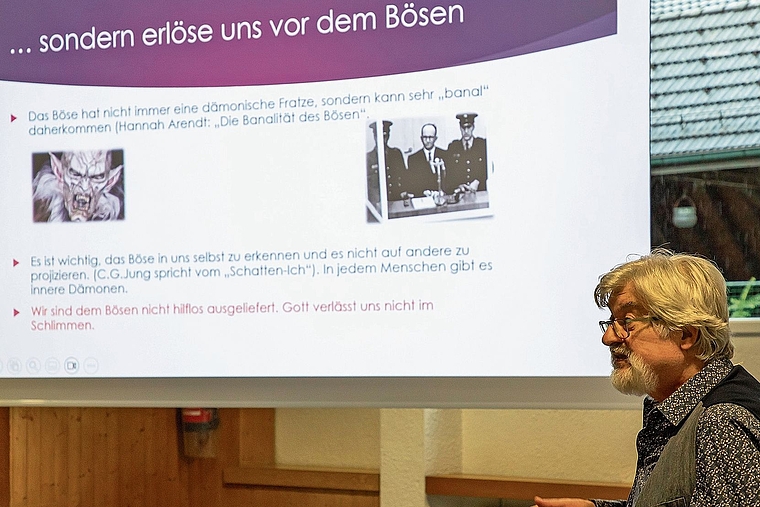 Das «Vaterunser»: Referent Thomas Brunnschweiler gestaltete seinen Vortrag spannend und abwechslungsreich. Foto: Martin Staub