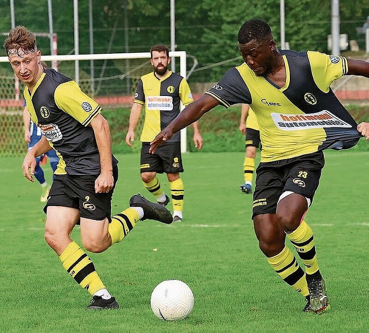 Hart umkämpft: Der Dornacher Momo Coulibaly lässt sich nicht aufhalten. Foto: Edgar Hänggi