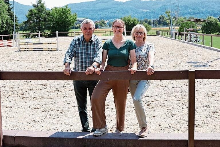 Brennen für den Reitsport: (v. l.) Charles Wüest, Gaby Wenger und Fabienne Rietmann
vom Verein Reiterkameraden Aesch. Foto: Florin bürgler