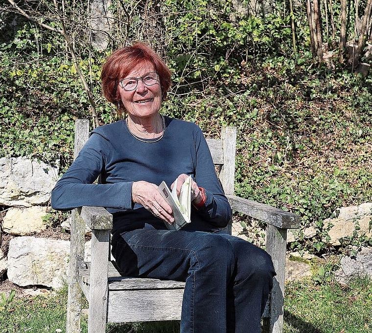 Veröffentlicht bald einen weiteren Gedichtband: Gertraud Wiggli in ihrem Garten in Himmelried. Foto: Gaby Walther