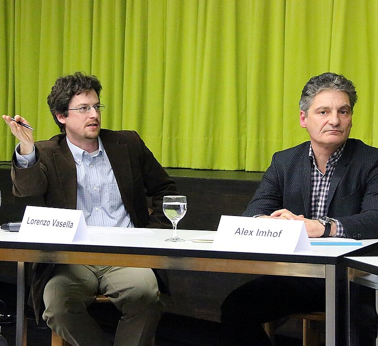 Selber informieren oder unabhängig berichten lassen: MedienspezialistLorenzo Vasella (l.) und der Laufner Stadtpräsident Alex Imhof waren nichtimmer gleicher Meinung. Foto: Gini Minonzio