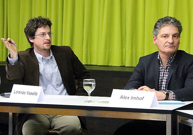 Selber informieren oder unabhängig berichten lassen: MedienspezialistLorenzo Vasella (l.) und der Laufner Stadtpräsident Alex Imhof waren nichtimmer gleicher Meinung. Foto: Gini Minonzio