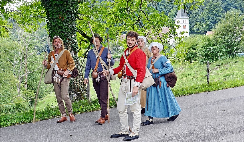 «Muss i denn zum Kloster hinaus»: Frisch gestärkt geht es vor Mittag Richtung Hohe Winde. (v.l.) Ralph Wicki, Frowin Bachmann, Noël Emmenegger, Andrea Reber und Marie-Therese Zraggen Fotos: Roland Bürki
