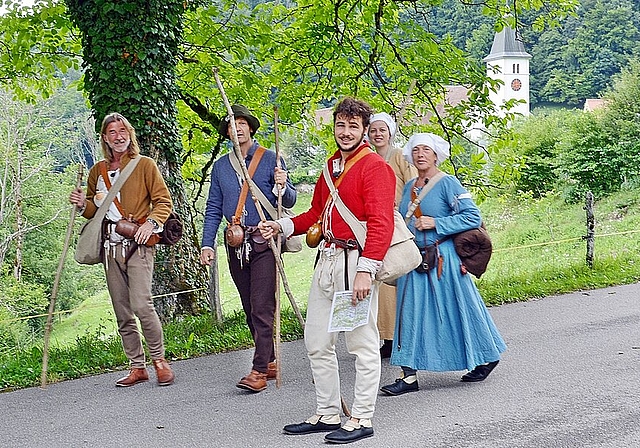 «Muss i denn zum Kloster hinaus»: Frisch gestärkt geht es vor Mittag Richtung Hohe Winde. (v.l.) Ralph Wicki, Frowin Bachmann, Noël Emmenegger, Andrea Reber und Marie-Therese Zraggen Fotos: Roland Bürki
