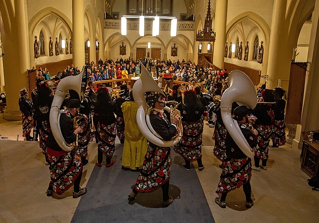 <em>Kirchliches Guggenkonzert: </em>Die Besucherinnen und Besucher haben ihre helle Freude daran. Foto: Martin Staub