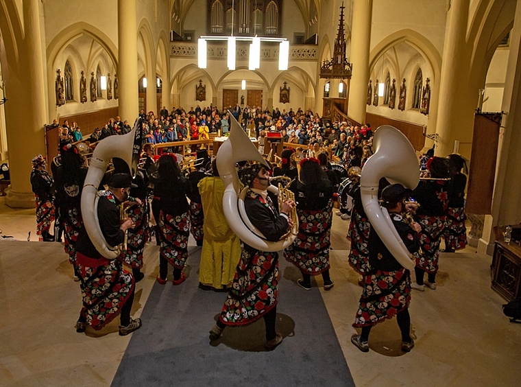 <em>Kirchliches Guggenkonzert: </em>Die Besucherinnen und Besucher haben ihre helle Freude daran. Foto: Martin Staub