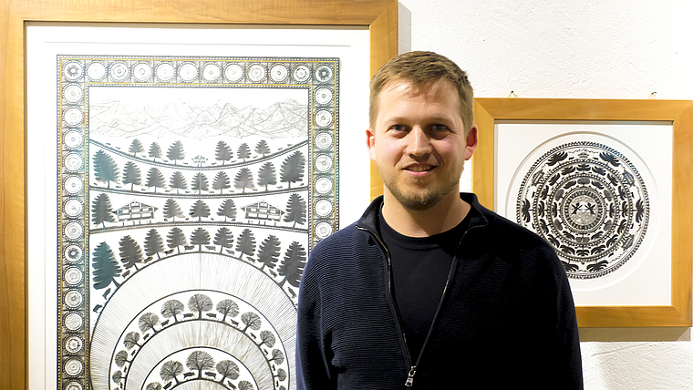 Messerscharf: Marc Schweizer erarbeitet seine Papierschnitte nicht einfach mit der Schere, sondern mit ganz feinen Messern, denn nur so sind detailgenaue Kunstwerke möglich. Foto: Thomas Brunnschweiler