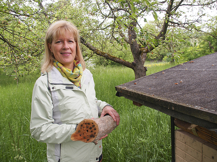 Im Obstgarten Hofmatt: Cornelia Imseng mit einem Wildbienenhaus in der Hand.  Foto: Tobias Gfeller