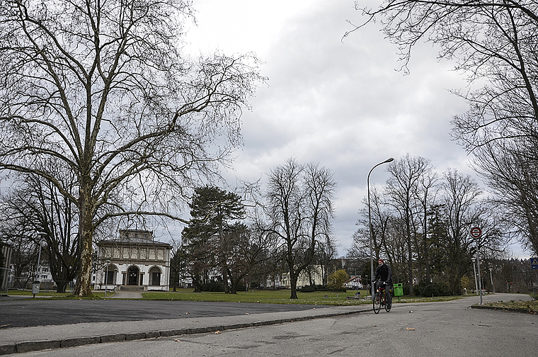 Hier endet für Autos die Muttenzerstrasse: Diese soll an der Villa Ehinger vorbei zur Baslerstrasse hin verlängert werden. Foto: Thomas Kramer