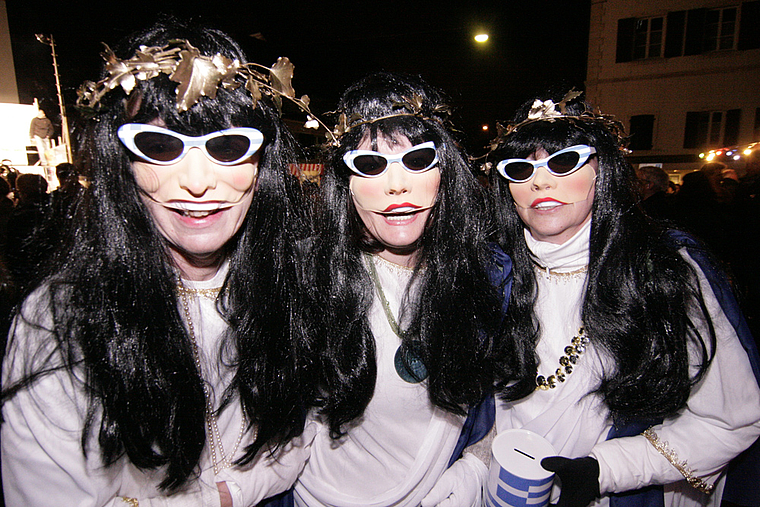 Baten um Almosen für ihre leere Staatskasse: Die drei charmanten Helleninnen lockte der starke Franken an die Dornacher Fasnacht.