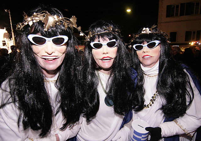 Baten um Almosen für ihre leere Staatskasse: Die drei charmanten Helleninnen lockte der starke Franken an die Dornacher Fasnacht.