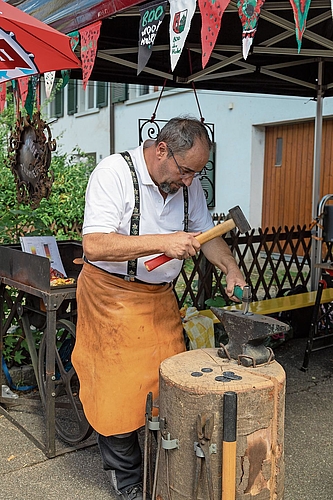 Altes Handwerk: Der Schmied zeigt, wie’s geht. Altes Handwerk: Der Schmied zeigt, wie’s geht.