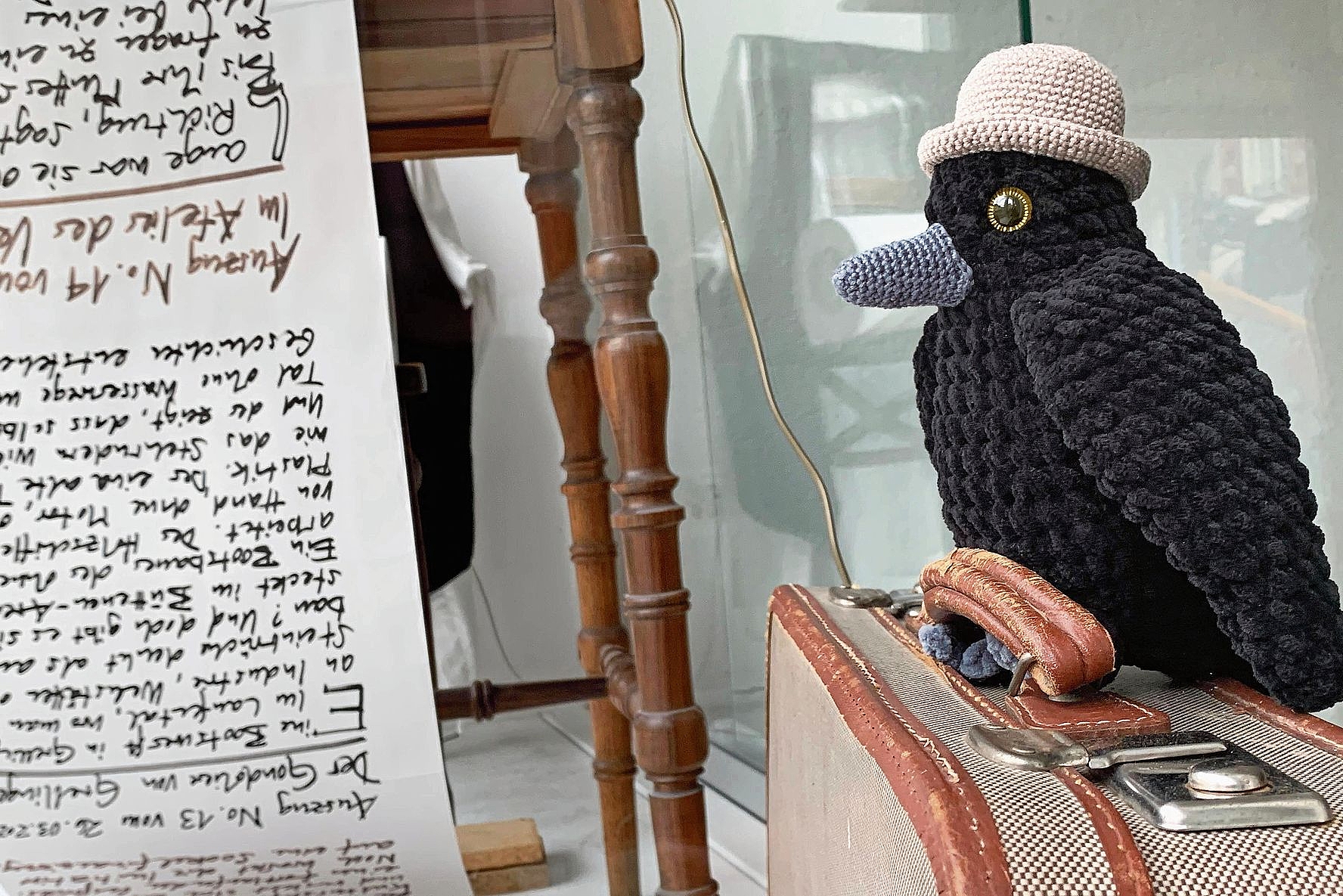 Blick ins Schaufenster-Büro der Detektei: Ein geheimnisvoller Koffer, der neuerdings von einem Raben bewacht wird. Blick ins Schaufenster-Büro der Detektei: Ein geheimnisvoller Koffer, der neuerdings von einem Raben bewacht wird.