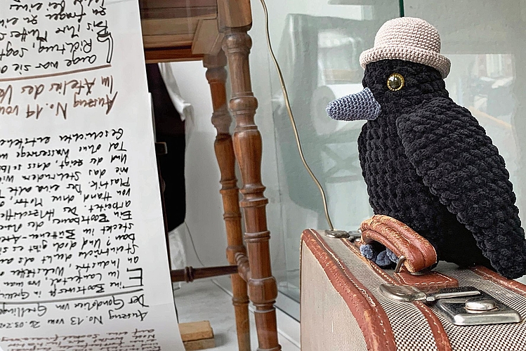 Blick ins Schaufenster-Büro der Detektei: Ein geheimnisvoller Koffer, der neuerdings von einem Raben bewacht wird. Blick ins Schaufenster-Büro der Detektei: Ein geheimnisvoller Koffer, der neuerdings von einem Raben bewacht wird.