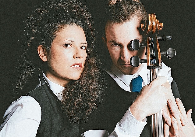 Starker Auftritt: Augustin Groz und Claudia Kottal im Stück um Chopins «Trauermarsch».  Foto: zVg