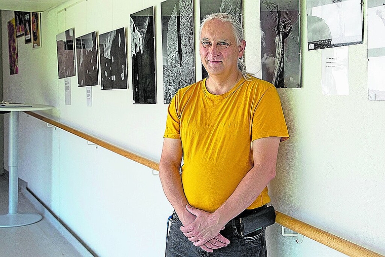 Gedanken zum Leben: Richard König zeigt seine Fotografien an seinem Arbeitsort im Zentrum Passwang. Foto: Martin Staub.