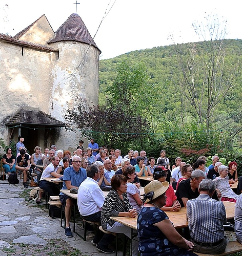 <em>Geschichtsträchtiger Ort: </em>Im Schlosshof genossen die Gäste die Musik.
