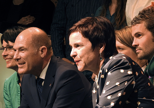 Lächeln für die Kamera: Politiker (Elisabeth Augstburger, Anton Lauber, Monica Gschwind) und Künstler (Johannes Willi) beim Fototermin. Foto: Peter Walthard