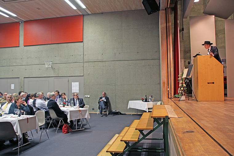 Testlauf: Einsam hat Christian Imark vom Rednerpult aus den Saal im Griff.. Foto: Gini Minonzio