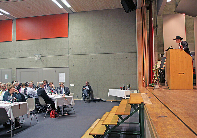 Testlauf: Einsam hat Christian Imark vom Rednerpult aus den Saal im Griff..  Foto: Gini Minonzio