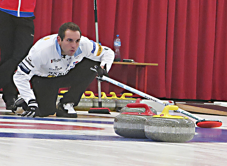 Auf dem Weg zum Turniersieg: Der schottische Skip Tom Brewster gibt deutliche Anweisung, wie er den Stein haben will. Dahinter Skip Sven Michel (l.) und Third Florian Meister vom Team Adelboden, die nur noch zuschauen können. Foto: Edmondo Savoldel