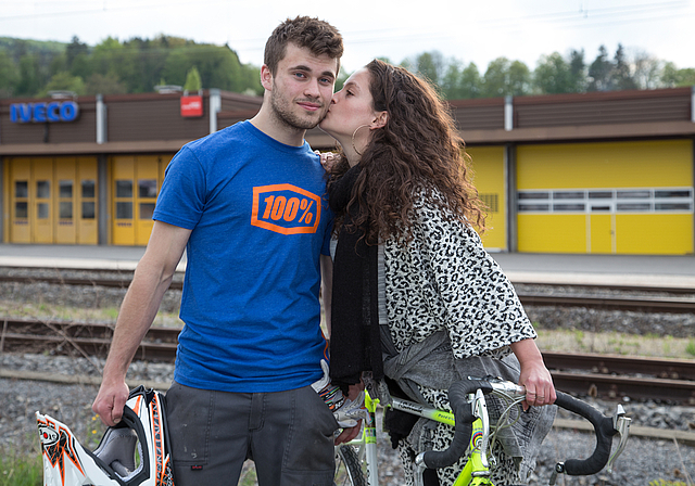 Anina übt den Siegerkuss: Luzian Mutter (19), der am vorletzten Wochenende anlässlich eines Meisterschaftsrennens beim Motocross Junioren Open den hervorragenden 2. Platz belegte, hat den Kuss seiner Schwester auch redlich verdient. Foto: Martin St