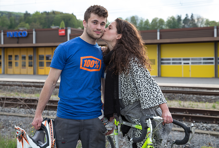 Anina übt den Siegerkuss: Luzian Mutter (19), der am vorletzten Wochenende anlässlich eines Meisterschaftsrennens beim Motocross Junioren Open den hervorragenden 2. Platz belegte, hat den Kuss seiner Schwester auch redlich verdient. Foto: Martin St