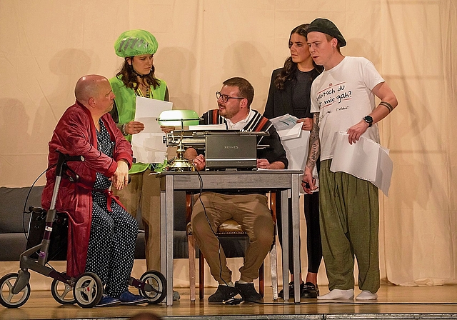 Nach dem Stromausfall: Die Bewohnerinnen und Bewohner finden sich. Jean-Jacques Mokassin, Frau Stadelmeier, der Buchautor, Noemi und Pied (v.l.). Fotos: Martin Staub