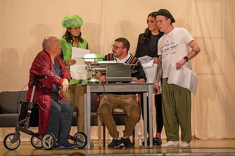Nach dem Stromausfall: Die Bewohnerinnen und Bewohner finden sich. Jean-Jacques Mokassin, Frau Stadelmeier, der Buchautor, Noemi und Pied (v.l.). Fotos: Martin Staub