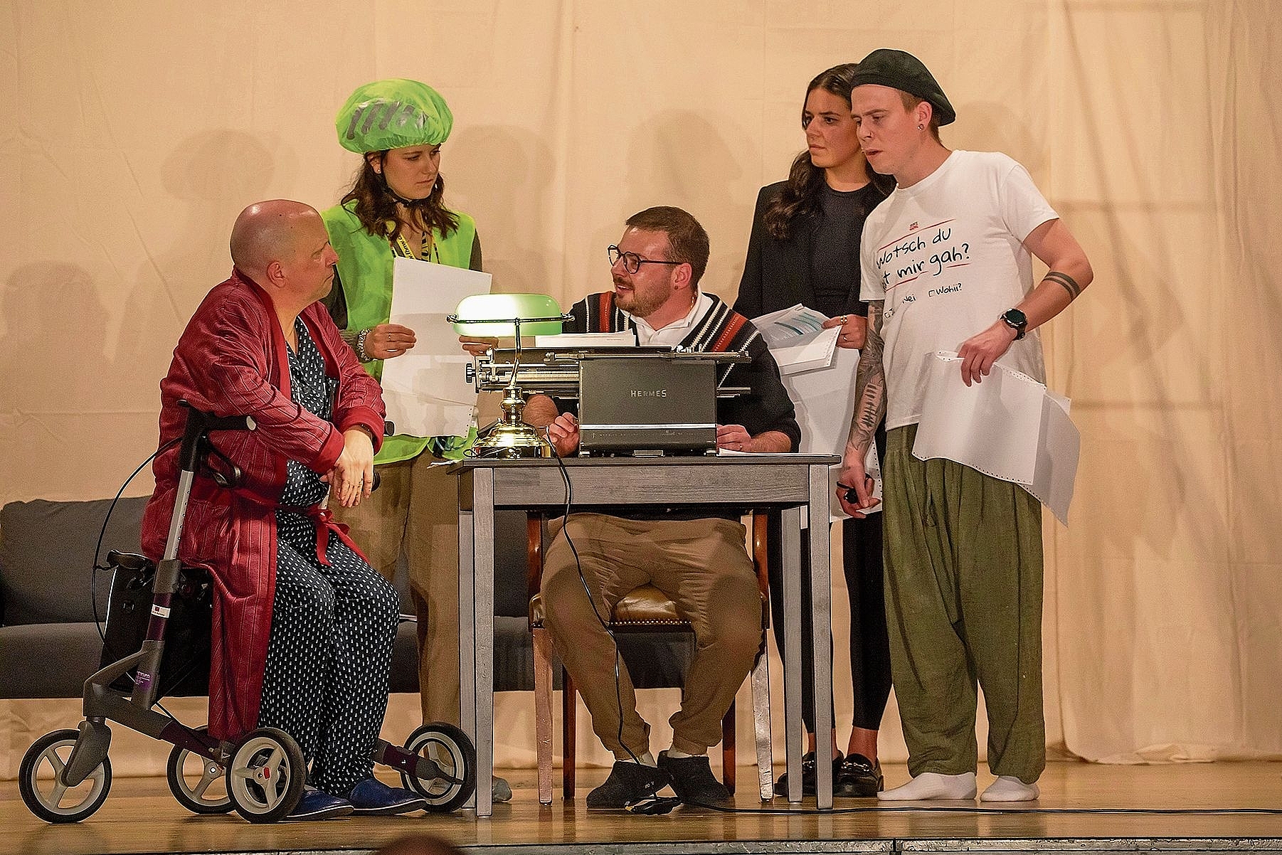 Nach dem Stromausfall: Die Bewohnerinnen und Bewohner finden sich. Jean-Jacques Mokassin, Frau Stadelmeier, der Buchautor, Noemi und Pied (v.l.). Fotos: Martin Staub