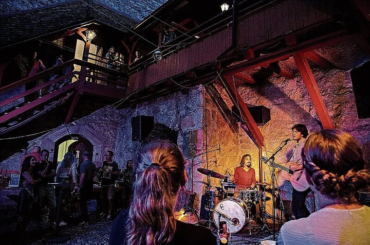 Harmonie und Romantik pur: Sommernachtsfest auf der Burg Rotberg mit Neo&Neo. Foto: Martin Staub