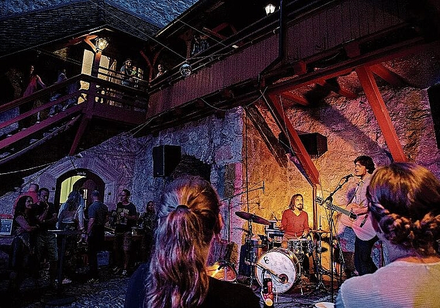 Harmonie und Romantik pur: Sommernachtsfest auf der Burg Rotberg mit Neo&amp;Neo. Foto: Martin Staub