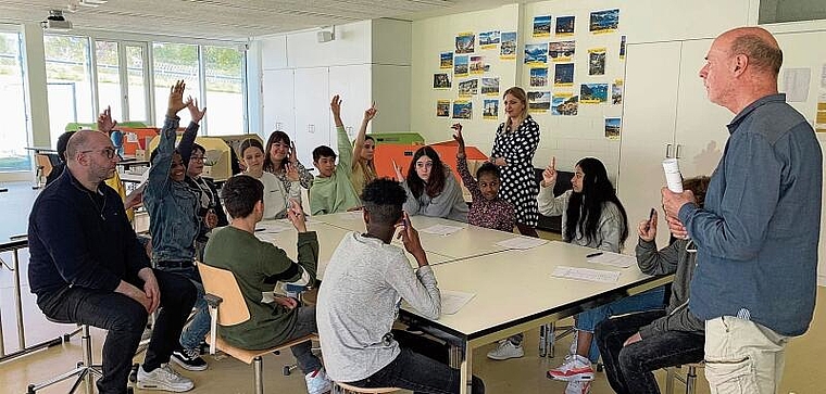 Mitmachen, auch wenn man nicht alles versteht: Bevor die Jugendlichen einzeln an ihrem Plan arbeiten, findet eine gemeinsame Übung statt. Unterstützt werden sie im Unterricht vom Klassenlehrer Thomas Steiner (r.), einem Sozialpädagogen und zwei So