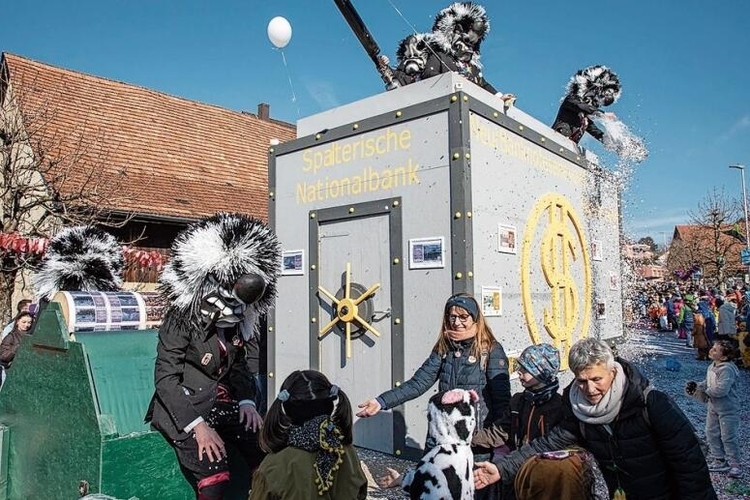 Schloss-Spalter Zullwil: Drucken Geld auf offener Strasse. Fotos: Martin Staub