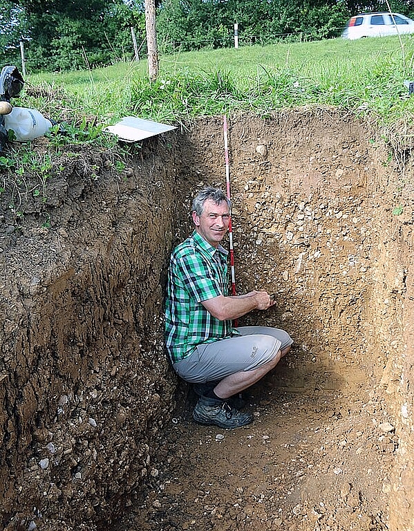 Knochenarbeit: Thomas Gasche nimmt an der Fehrenstrasse ein Bodenprofil auf. Foto: Gini Minonzio