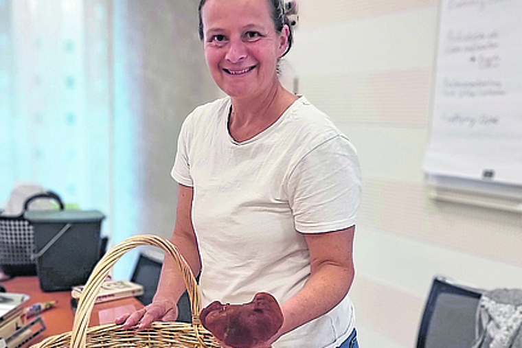 Pilzexpertin seit 17 Jahren: Susanne Eggimann teilt ihr Wissen mit Sammlerinnen und Sammlern. Foto: Fabia Maieroni