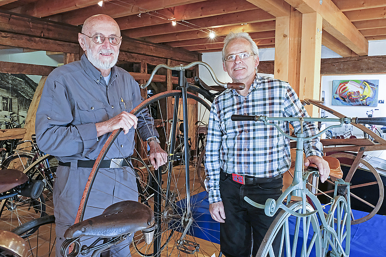 Radbegeistert: Walter Mundschin und Urs Schuler betreuen die Ausstellung «Velo-Nostalgie», v. l. In der Mitte ein Rennhochrad um 1890. Foto: Thomas Brunnschweiler