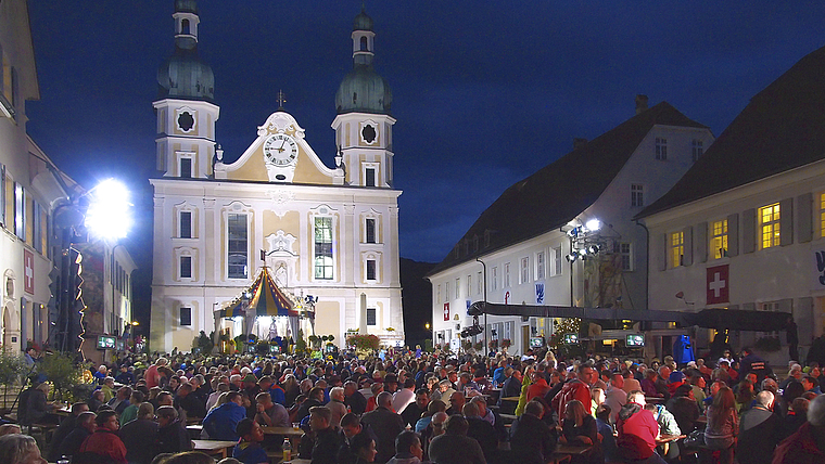 Fernsehtaugliche Domkulisse: Das Schweizer Fernsehen achtet bei der Wahl der Austragungsorte ihrer Livesendungen auf eine attraktive Umgebung – das spielte Arlesheim schon 2014 beim «Donnschtig-Jass» in die Karten. Foto: Archiv Wochenblatt