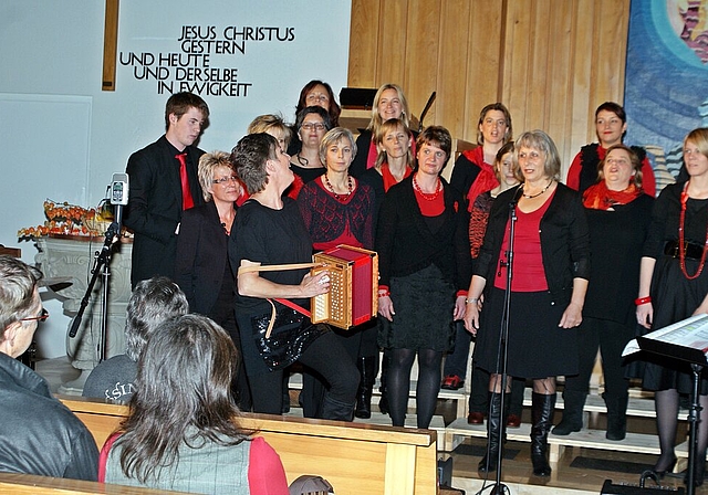 Schweizer Vorspiel: Chorleiterin Helene Gunti mit Schwyzerörgeli und Solistin Rosmarie Wepfer am Mikrofon.   Foto: Roland Bürki